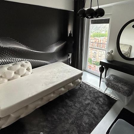 Štip Sandev Apartments Black&White מראה חיצוני תמונה