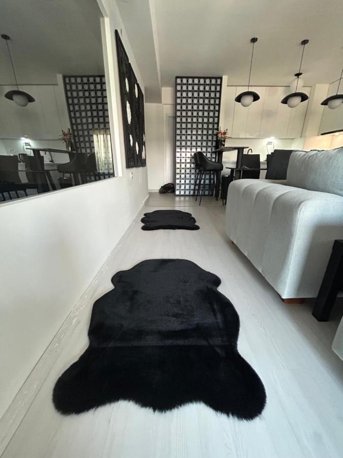 Štip Sandev Apartments Black&White מראה חיצוני תמונה