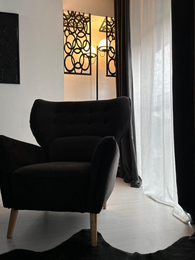 Štip Sandev Apartments Black&White מראה חיצוני תמונה