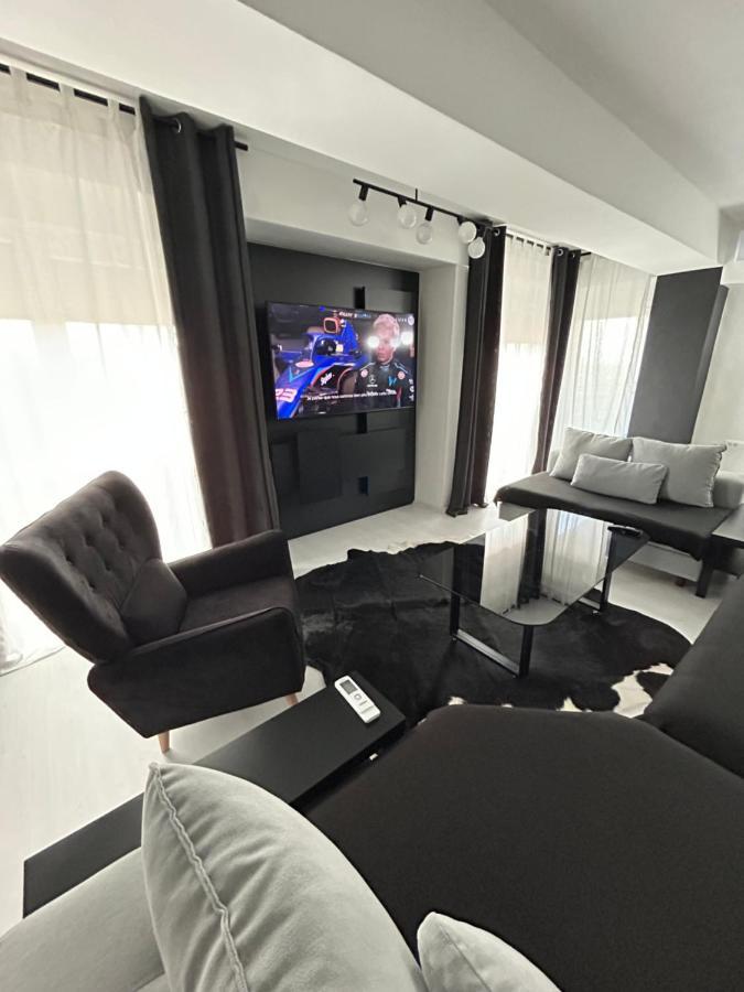 Štip Sandev Apartments Black&White מראה חיצוני תמונה
