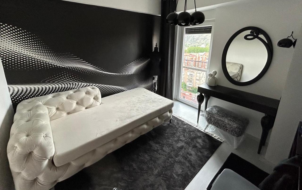 Štip Sandev Apartments Black&White מראה חיצוני תמונה