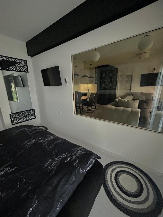 Štip Sandev Apartments Black&White מראה חיצוני תמונה