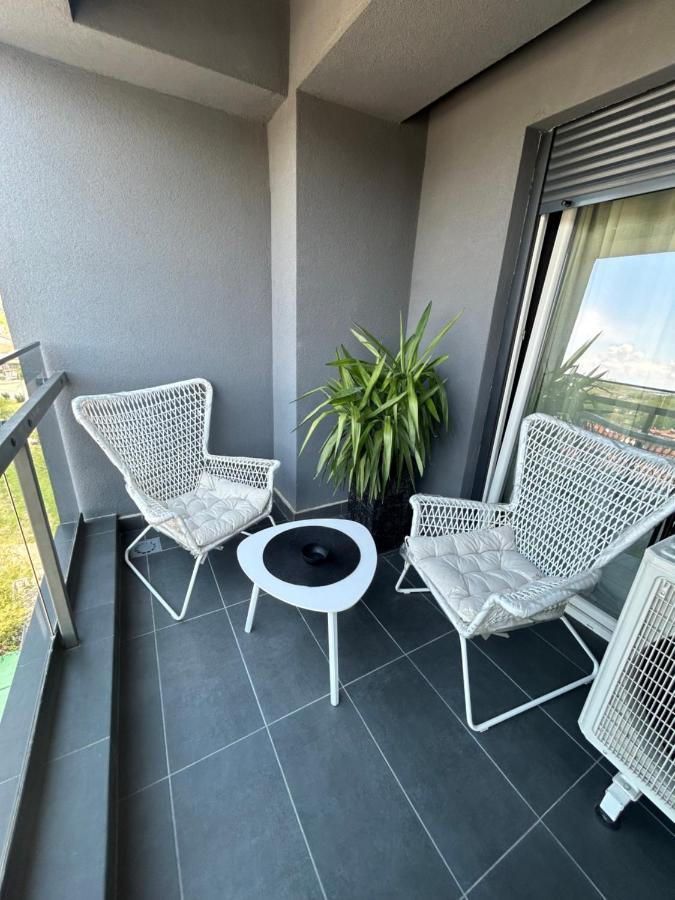 Štip Sandev Apartments Black&White מראה חיצוני תמונה