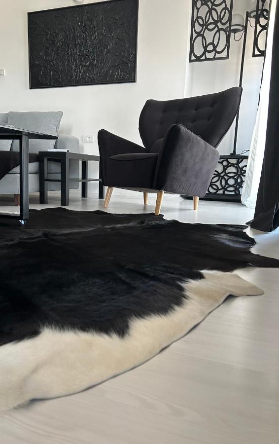 Štip Sandev Apartments Black&White מראה חיצוני תמונה