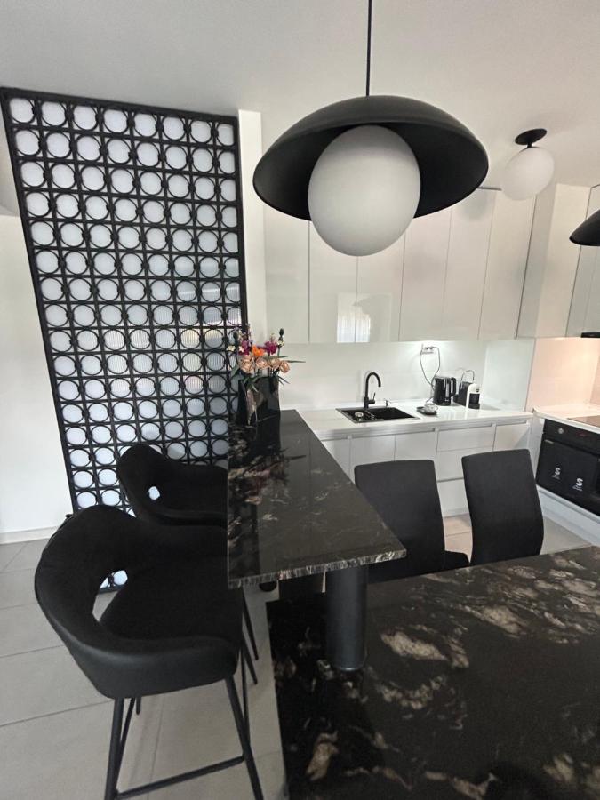 Štip Sandev Apartments Black&White מראה חיצוני תמונה